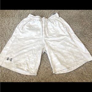 Mens white and gray under Armour shorts. Size M